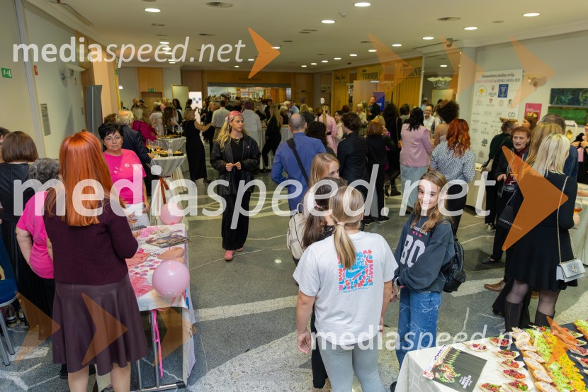 Roza oktober in moška moda, humanitarn modna revija