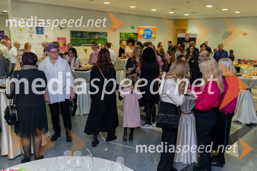 Roza oktober in moška moda, humanitarn modna revija