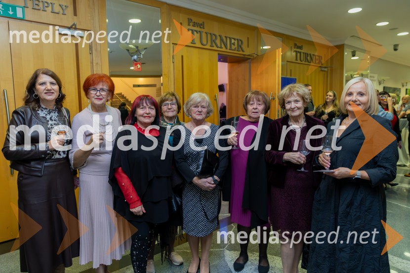 Roza oktober in moška moda, humanitarn modna revija