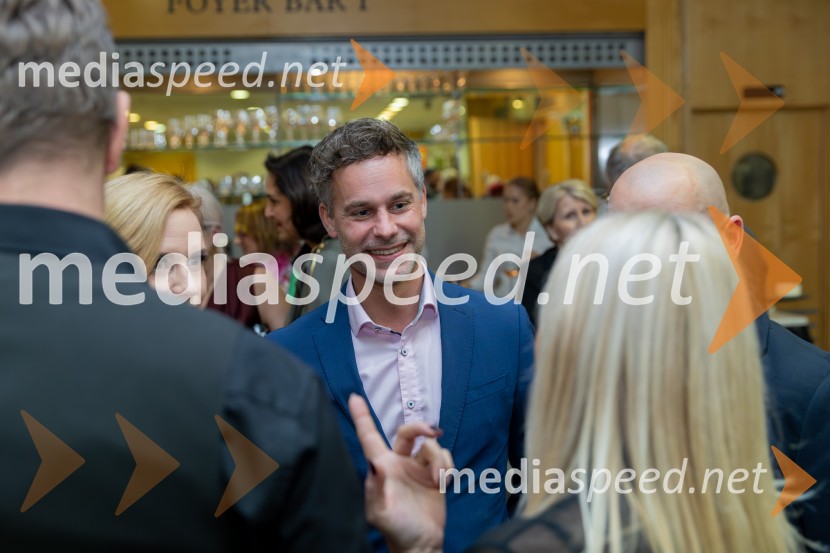 Roza oktober in moška moda, humanitarn modna revija