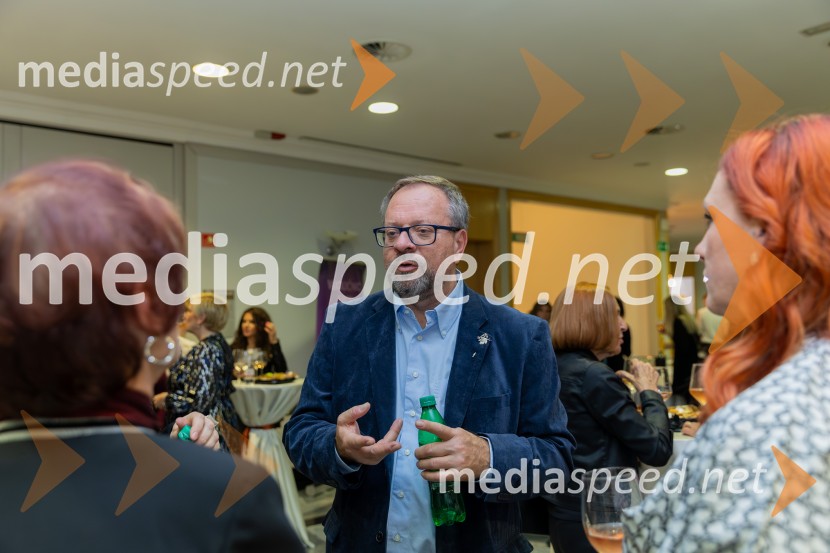 Roza oktober in moška moda, humanitarn modna revija