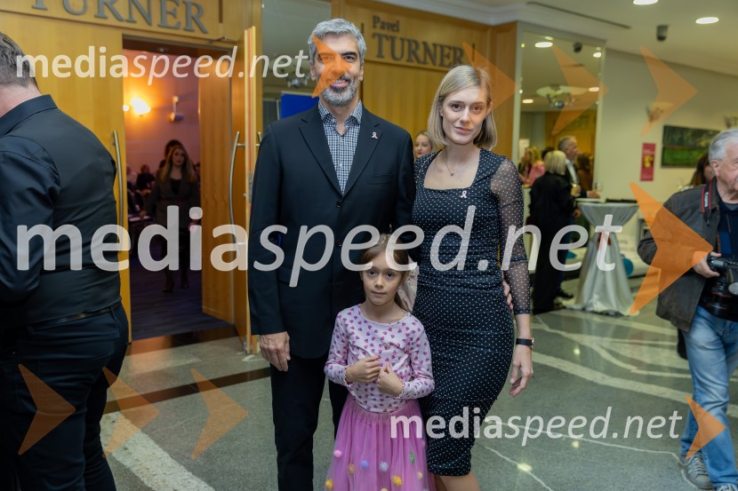  Bor Greiner, odgovorni urednik, Radio City;  ... ;  Natalija Greiner, Štajerski avto domRoza oktober in moška moda, humanitarn modna revija