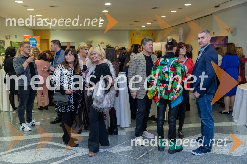 Roza oktober in moška moda, humanitarn modna revija