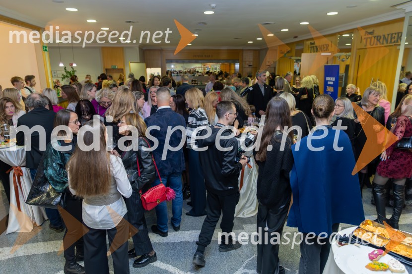 Roza oktober in moška moda, humanitarn modna revija