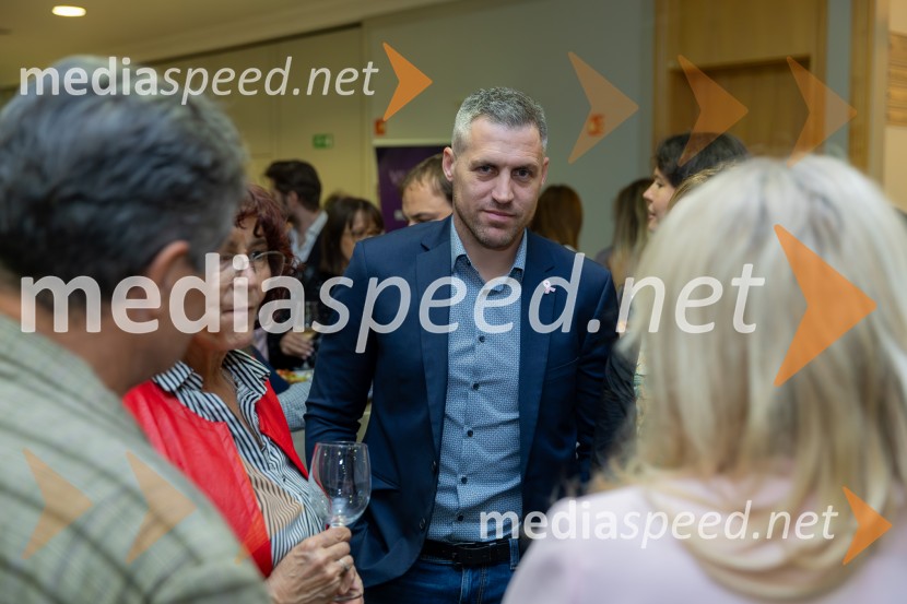 Roza oktober in moška moda, humanitarn modna revija