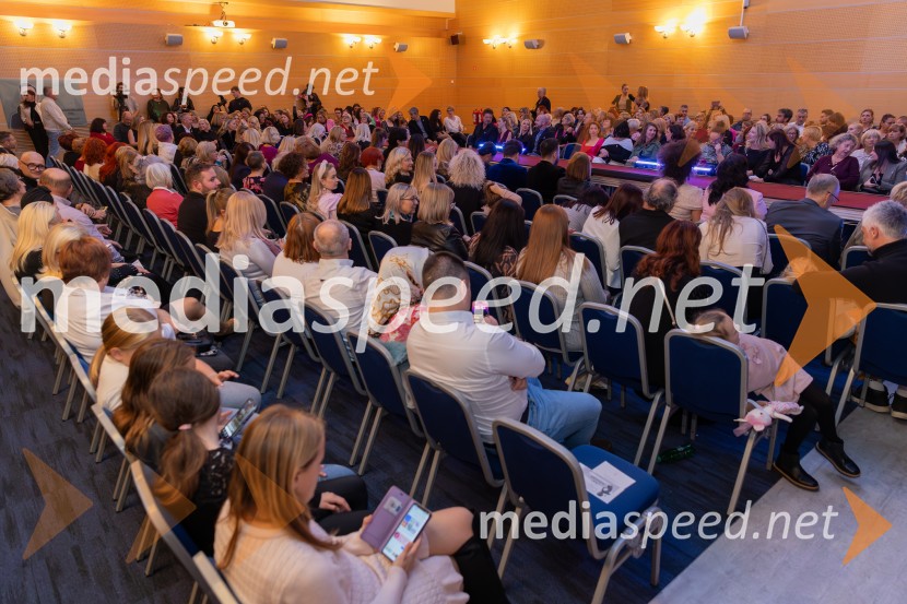 Roza oktober in moška moda, humanitarn modna revija