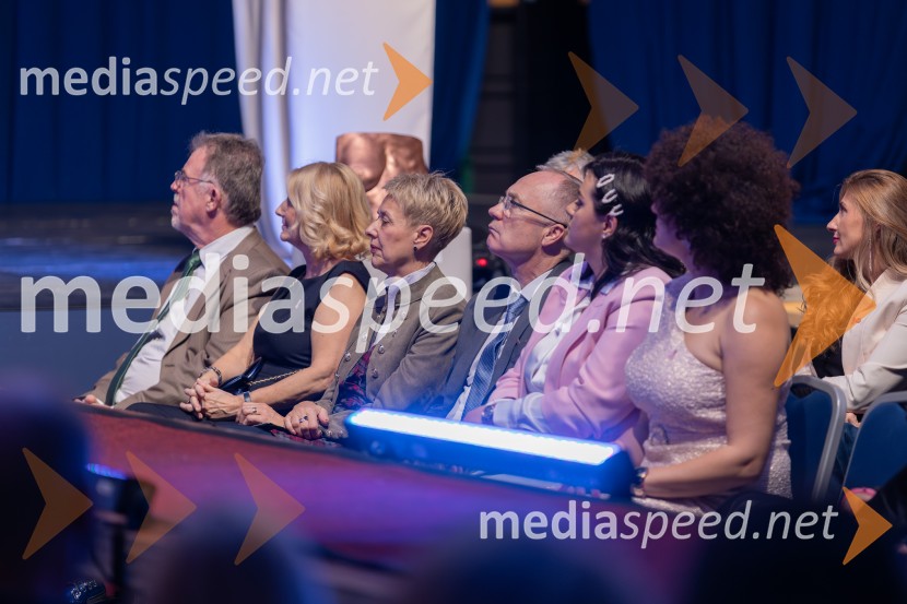 Roza oktober in moška moda, humanitarn modna revija