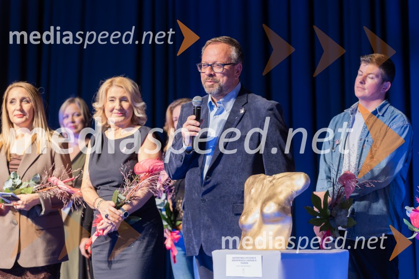 Roza oktober in moška moda, humanitarn modna revija