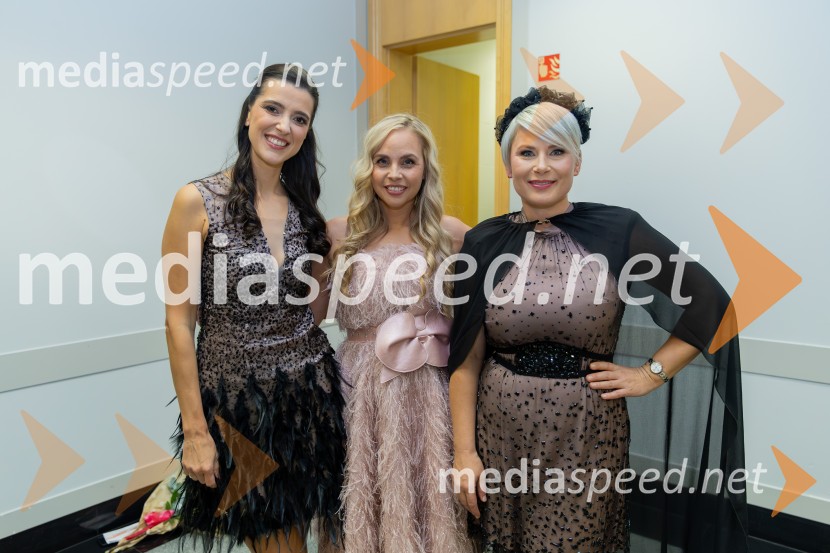  Alenka  Husič, pevka, skupina Bepop;  Tinkara Fortuna, skupina Bepop;  Ana  Praznik, voditeljica, pevka BepopRoza oktober in moška moda, humanitarn modna revija