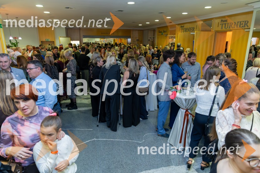 Roza oktober in moška moda, humanitarn modna revija