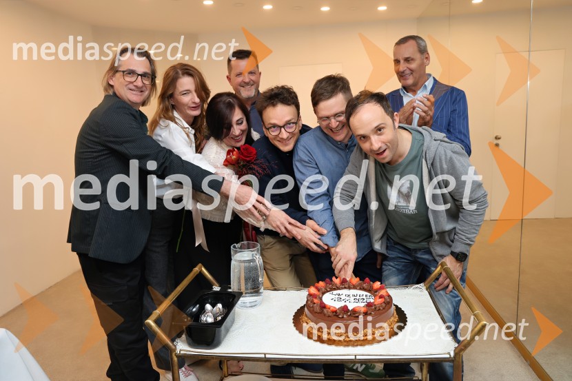  Aleksandar  Popovski, režiser, umetniški direktor Drame SNG Maribor;  Maja Borin, dramaturginja;  Cleopatra Purice, baletna plesalka, koreografinja;  ... ;  Matija Stipanič, igralec;  Matevž Biber, igralec;  Nejc Ropret, igralec;  Danilo Rošker, direktor SNG Maribor