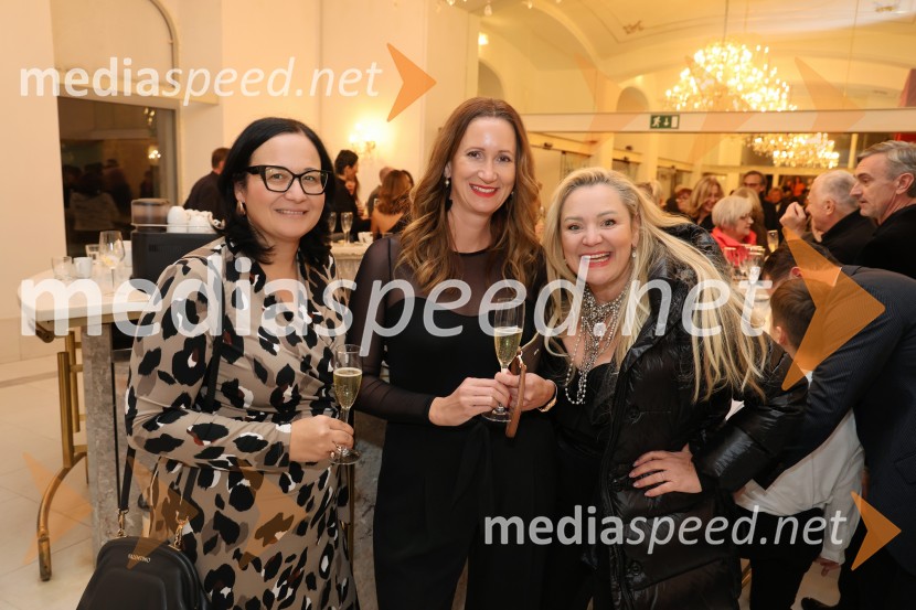  ... ;  Ana Dušica, pevka;  ... Frida, premiera baleta v SNG Maribor