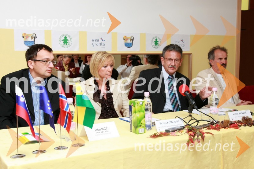 Tadej Ružič, direktor SGP Pomgrad d.d., Breda Forjanič, ravnateljica vrtca Manka Golarja Gornja Radgona, Anton Kampuš, župan občine Gornja Radgona in Stojan Habjanič, strokovni vodja projekta prenove vrtcaEnergetsko varčen vrtec Manka Golarja Gornja Radgona, novinarska konferenca in odprtje prenovljenega vrtca