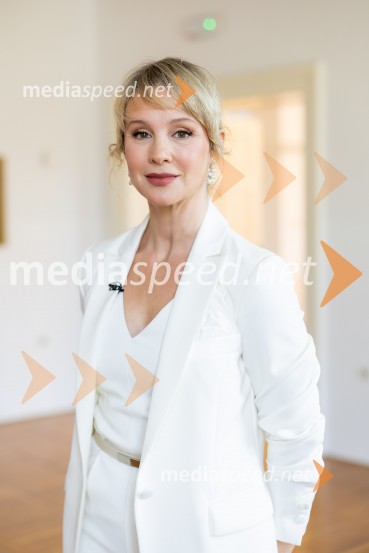  Iva Krajnc Bagola, igralkaOgledalo brez filtrov – predstavitev prve vse-slovenske raziskave o odnosu Slovenk do let, videza in estetskih posegov