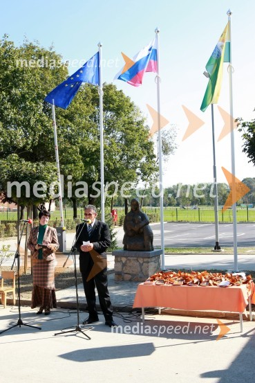 Irena Polak Fištravec, povezovalka dogodka in Anton Kampuš, župan občine Gornja RadgonaEnergetsko varčen vrtec Manka Golarja Gornja Radgona, novinarska konferenca in odprtje prenovljenega vrtca