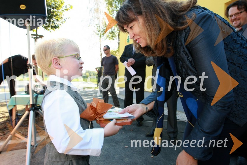 Otrok iz vrtca Manka Golarja Gornja Radgona in nj. eksc. Guro Katharina Helwig Vikor, veleposlanica Kraljevine NorveškeEnergetsko varčen vrtec Manka Golarja Gornja Radgona, novinarska konferenca in odprtje prenovljenega vrtca