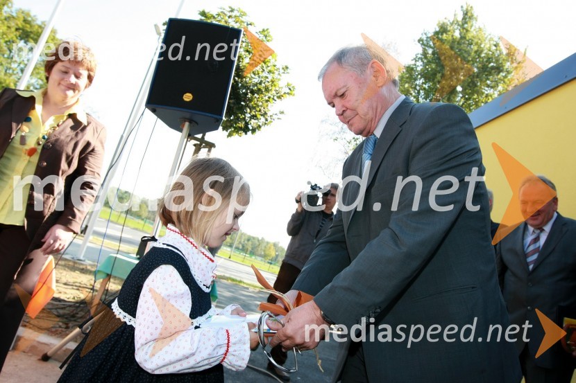 Otrok iz vrtca Manka Golarja Gornja Radgona in ...Energetsko varčen vrtec Manka Golarja Gornja Radgona, novinarska konferenca in odprtje prenovljenega vrtca