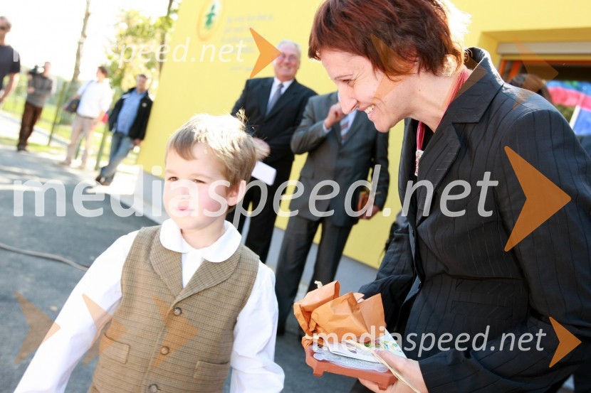 Otrok iz vrtca Manka Golarja Gornja Radgona in dr. Tatjana Fulder, direktorica PORA (Podjetniška razvojna agencija)Energetsko varčen vrtec Manka Golarja Gornja Radgona, novinarska konferenca in odprtje prenovljenega vrtca