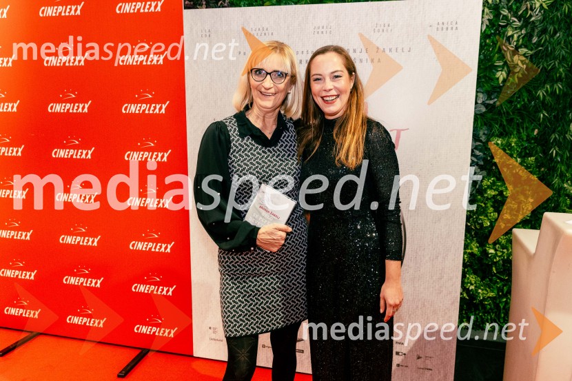  ... ;  Lea Cok, igralkaBelo se pere na 90, premiera filma v Cineplexxu