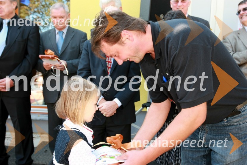 Otrok iz vrtca Manka Golarja Gornja Radgona in ...Energetsko varčen vrtec Manka Golarja Gornja Radgona, novinarska konferenca in odprtje prenovljenega vrtca