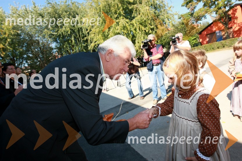 ... in otrok iz vrtca Manka Golarja Gornja RadgonaEnergetsko varčen vrtec Manka Golarja Gornja Radgona, novinarska konferenca in odprtje prenovljenega vrtca