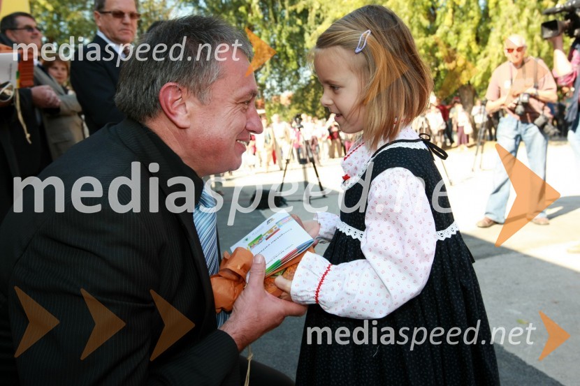 Dušan Zagorc, podžupan Občine in ravnatelj Osnovne šole Gornja Radgona in otrok iz vrtca Manka Golarja Gornja RadgonaEnergetsko varčen vrtec Manka Golarja Gornja Radgona, novinarska konferenca in odprtje prenovljenega vrtca