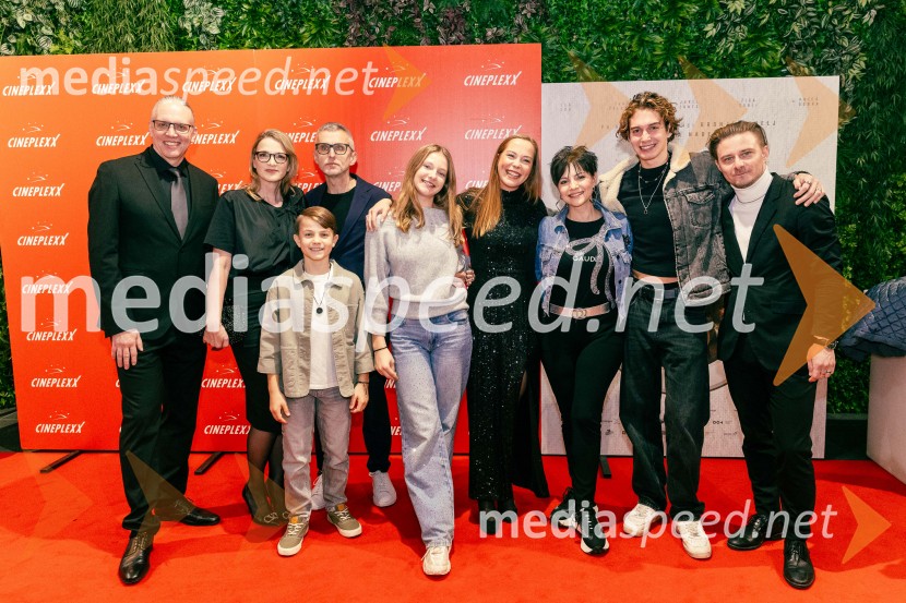  Marko  Naberšnik, režiser in scenarist;  Bronja Žakelj, pisateljica;  Aleš Pavlin, Perfo Production;  Lea Cok, igralka;  ... ;  Žiga Šorli, igralec;  Jure Rajšp, igralecBelo se pere na 90, premiera filma v Cineplexxu