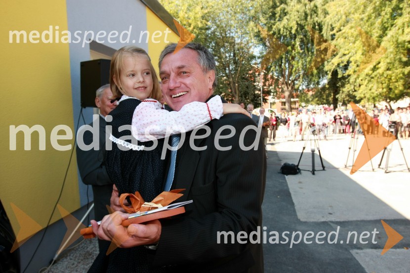 Dušan Zagorc, podžupan Občine in ravnatelj Osnovne šole Gornja Radgona in otrok iz vrtca Manka Golarja Gornja RadgonaEnergetsko varčen vrtec Manka Golarja Gornja Radgona, novinarska konferenca in odprtje prenovljenega vrtca