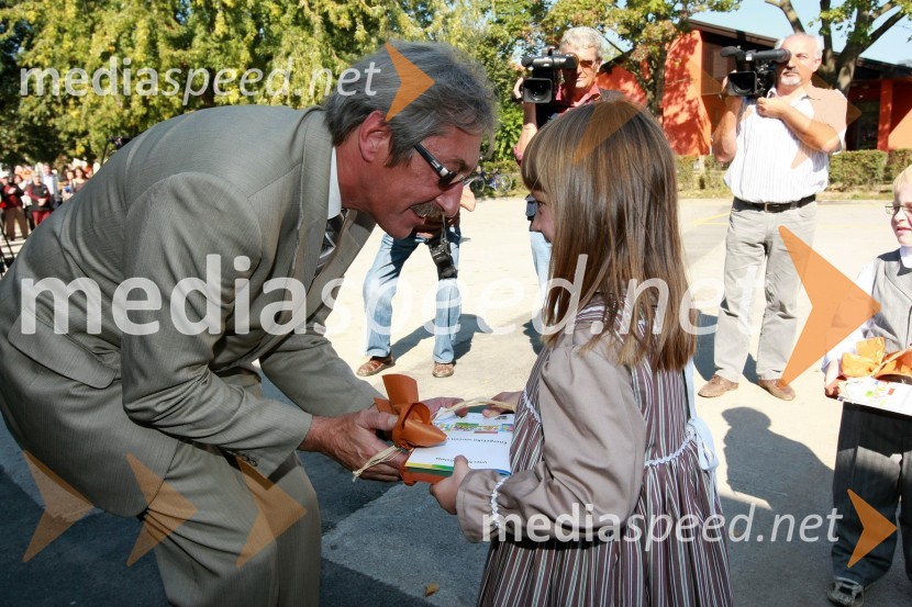 ... in otrok iz vrtca Manka Golarja Gornja RadgonaEnergetsko varčen vrtec Manka Golarja Gornja Radgona, novinarska konferenca in odprtje prenovljenega vrtca