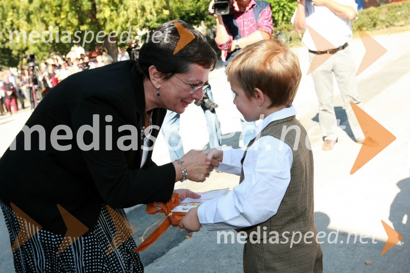 Božena Bratuž, predsednica Skupnosti vrtcev Slovenije in otrok iz vrtca Manka Golarja Gornja RadgonaEnergetsko varčen vrtec Manka Golarja Gornja Radgona, novinarska konferenca in odprtje prenovljenega vrtca