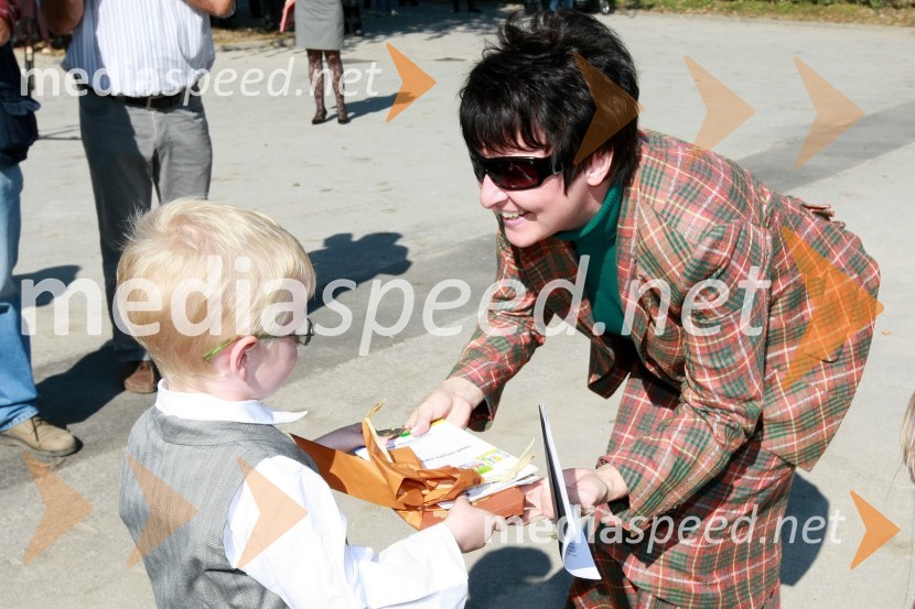 Otrok iz vrtca Manka Golarja Gornja Radgona in Irena Polak Fištravec, povezovalka dogodkaEnergetsko varčen vrtec Manka Golarja Gornja Radgona, novinarska konferenca in odprtje prenovljenega vrtca