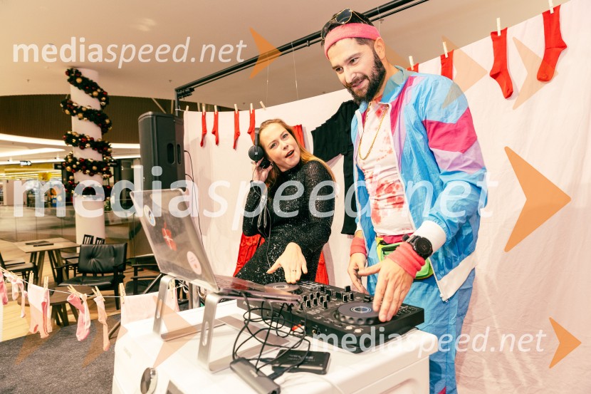  Lea Cok, igralka;  Uroš Bitenc, moderator, vplivnežBelo se pere na 90, premiera filma v Cineplexxu