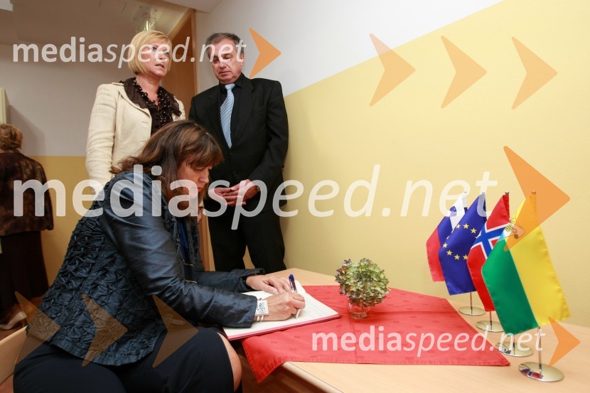 Nj. eksc. Guro Katharina Helwig Vikor, veleposlanica Kraljevine Norveške, Dušan Zagorc, podžupan Občine in ravnatelj Osnovne šole Gornja Radgona in Breda Forjanič, ravnateljica vrtca Manka Golarja Gornja RadgonaEnergetsko varčen vrtec Manka Golarja Gornja Radgona, novinarska konferenca in odprtje prenovljenega vrtca