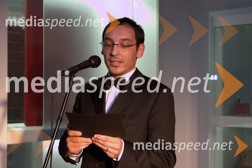 Tadej Toš, povezovalec prireditve in igralecCartier, odprtje trgovine