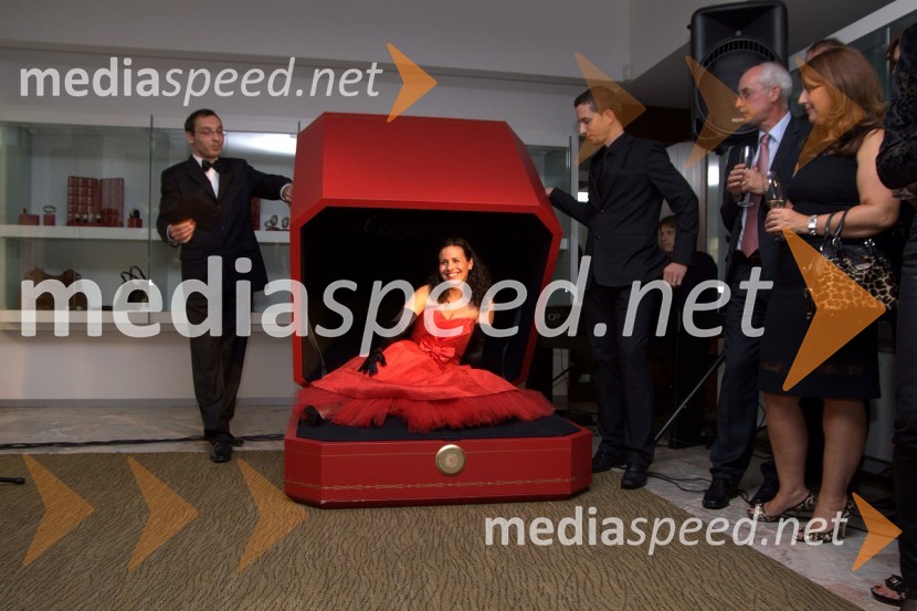 Tadej Toš, povezovalec prireditve in igralec, Darja Švajger, pevka in Sašo Vrhunec, prodajni svetovalec v trgovini SlowatchCartier, odprtje trgovine