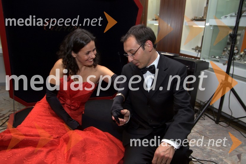 Darja Švajger, pevka in Tadej Toš, povezovalec prireditve in igralecCartier, odprtje trgovine