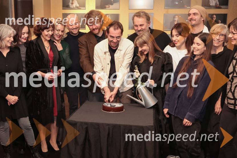  Nataša Tič Ralijan, igralka;  ... ;  Mirjam Korbar, igralka;  Karin Komljanec, igralka;  ... ;  Jernej Potočan, režiser;  ... ;  Lotos Vincenc Šparovec, igralec;  Lena Hribar  Škrlec, igralka;  Lara Wolf Završnik, igralka;  Gregor Gruden, igralec;  Manca  Trampuš, skupina Koala Voice;  Alenka Klabus Vesel, dramaturginjaIzginjanje, premiera drame Mestnega gledališča Ljubljana