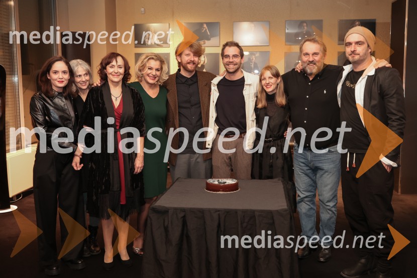  Lara Wolf Završnik, igralka;  Nataša Tič Ralijan, igralka;  Mirjam Korbar, igralka;  Karin Komljanec, igralka;  Jernej Potočan, režiser;  Matic Lukšič, igralec;  Lena Hribar  Škrlec, igralka;  Lotos Vincenc Šparovec, igralec;  Gregor Gruden, igralecIzginjanje, premiera drame Mestnega gledališča Ljubljana