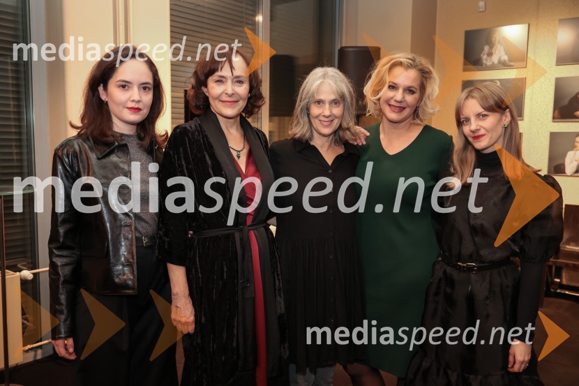  Lara Wolf Završnik, igralka;  Mirjam Korbar, igralka;  Nataša Tič Ralijan, igralka;  Karin Komljanec, igralka;  Lena Hribar  Škrlec, igralkaIzginjanje, premiera drame Mestnega gledališča Ljubljana