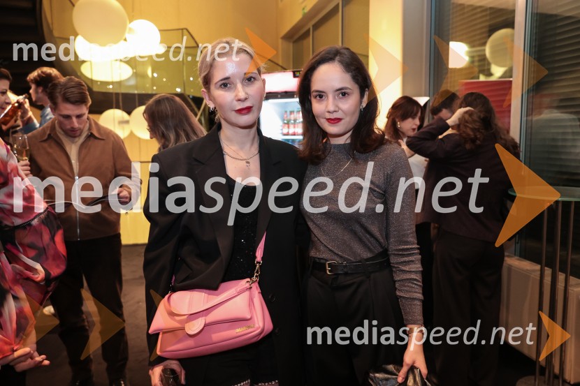  Eva Mahkovic, dramaturginja in avtorica;  Lara Wolf Završnik, igralkaIzginjanje, premiera drame Mestnega gledališča Ljubljana