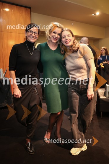  Simona  Belle, služba za stike z javnostmi MGL;  Karin Komljanec, igralka;  Katarina Oblak, MGLIzginjanje, premiera drame Mestnega gledališča Ljubljana