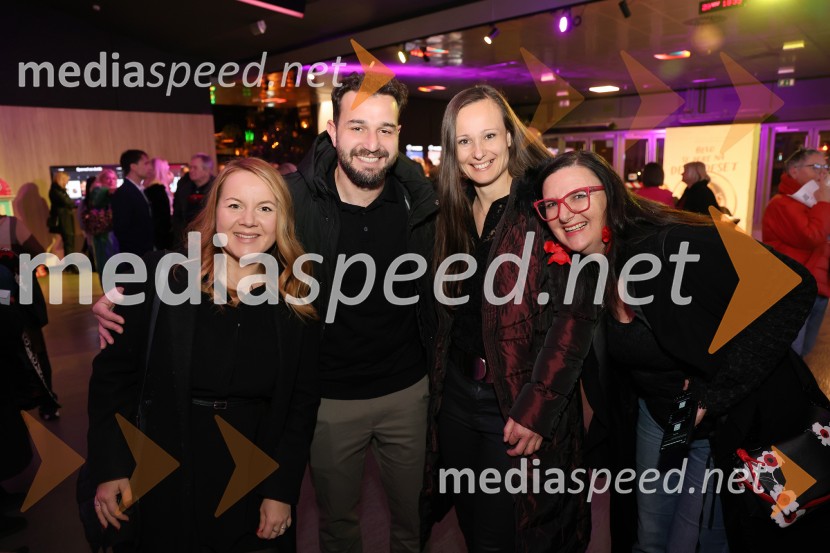  Tanja Kocman, stand up komičarka;  Primož Ademovič;  Tatjana Maguša;  Nataša Jeza Kotnik, vodja marketinga Agencija SončekBelo se pere na 90, premiera Maribox