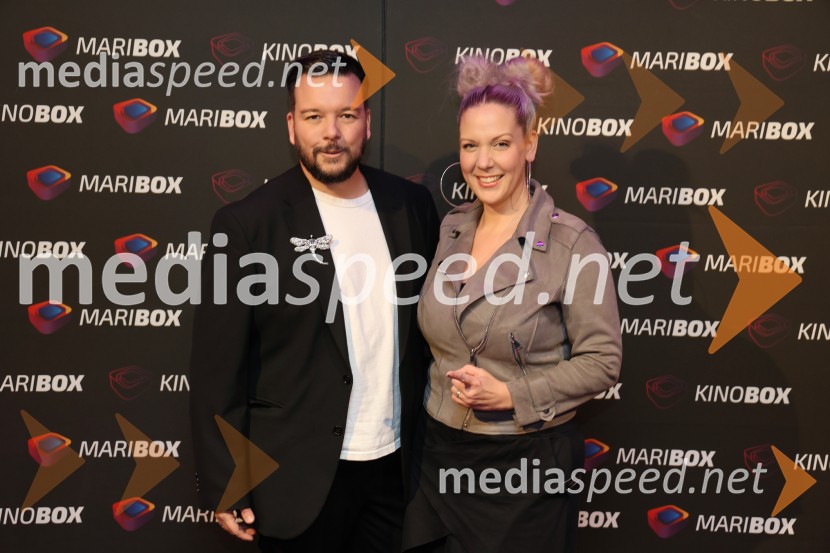  Denis Bende Živčec, novinar, Večer;  Mateja Naberšnik, maskerkaBelo se pere na 90, premiera Maribox