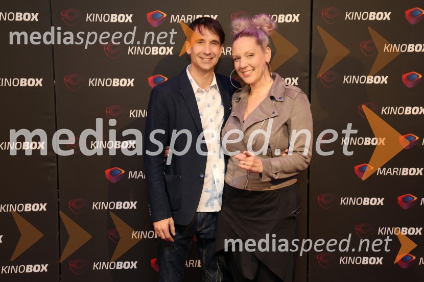  Aljaž Adamović;  Mateja Naberšnik, maskerkaBelo se pere na 90, premiera Maribox