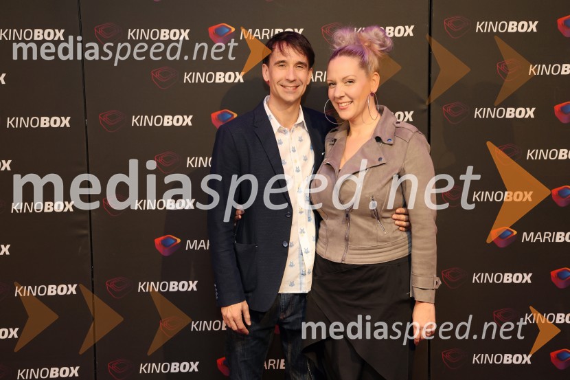  Aljaž Adamović;  Mateja Naberšnik, maskerkaBelo se pere na 90, premiera Maribox