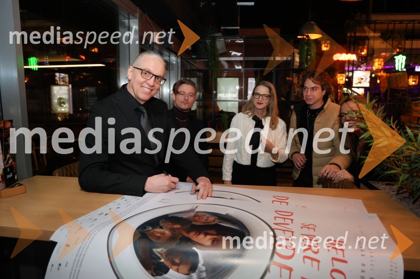  Marko  Naberšnik, režiser in scenarist;  Jure Rajšp, igralec;  Bronja Žakelj, pisateljica;  Žiga Šorli, igralec;  Lea Cok, igralkaBelo se pere na 90, premiera Maribox