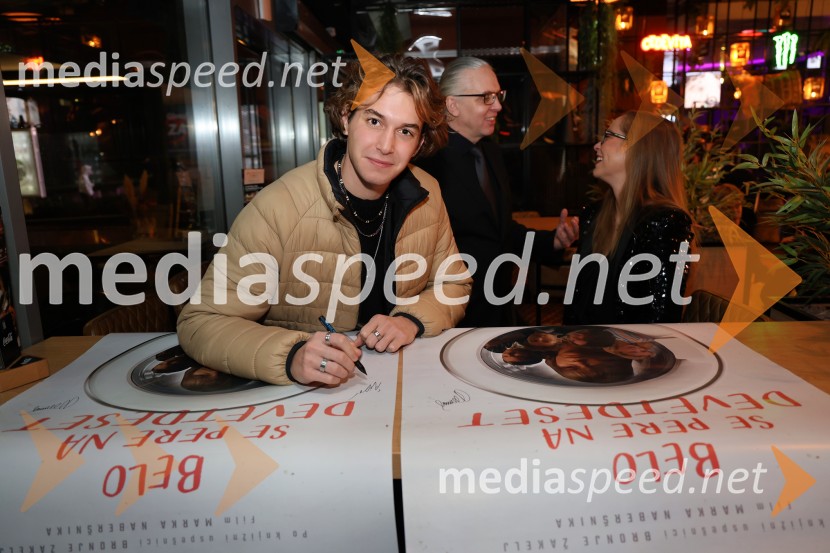  Žiga Šorli, igralec;  Marko  Naberšnik, režiser in scenarist;  Lea Cok, igralkaBelo se pere na 90, premiera Maribox