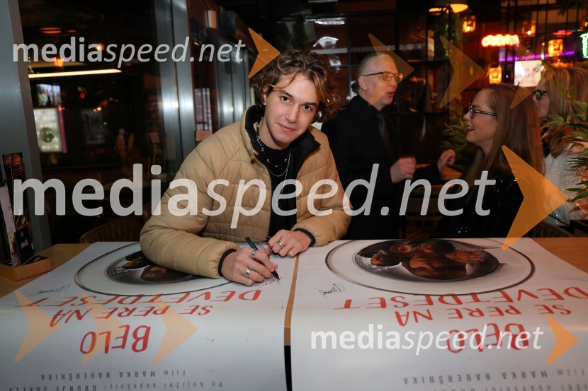  Žiga Šorli, igralec;  Marko  Naberšnik, režiser in scenarist;  Lea Cok, igralkaBelo se pere na 90, premiera Maribox