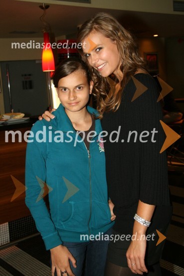 Tina Petelin, Miss Slovenije 2009 in njena sestra TjašaTina Petelin, Miss Slovenije 2009, družinska zabava ob lepotnem naslovu EKSKLUZIVNO