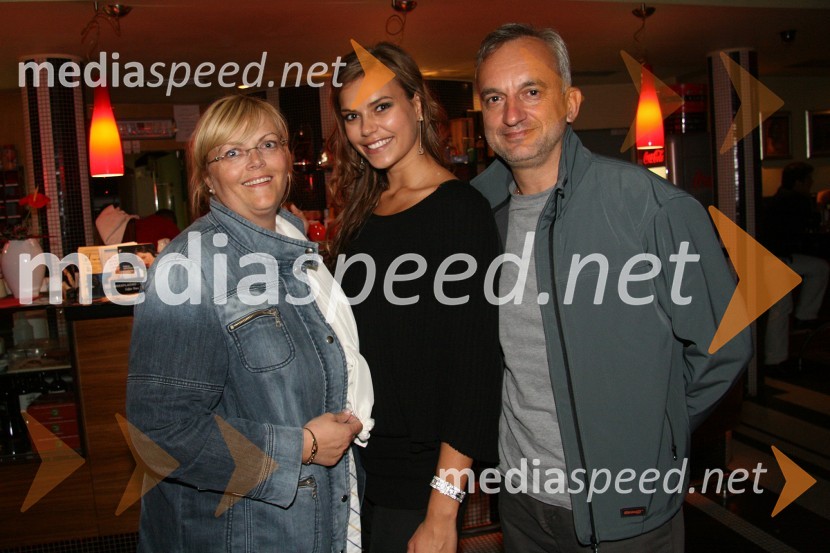 Tina Petelin, Miss Slovenije 2009, njena mama Melita in oče IgorTina Petelin, Miss Slovenije 2009, družinska zabava ob lepotnem naslovu EKSKLUZIVNO